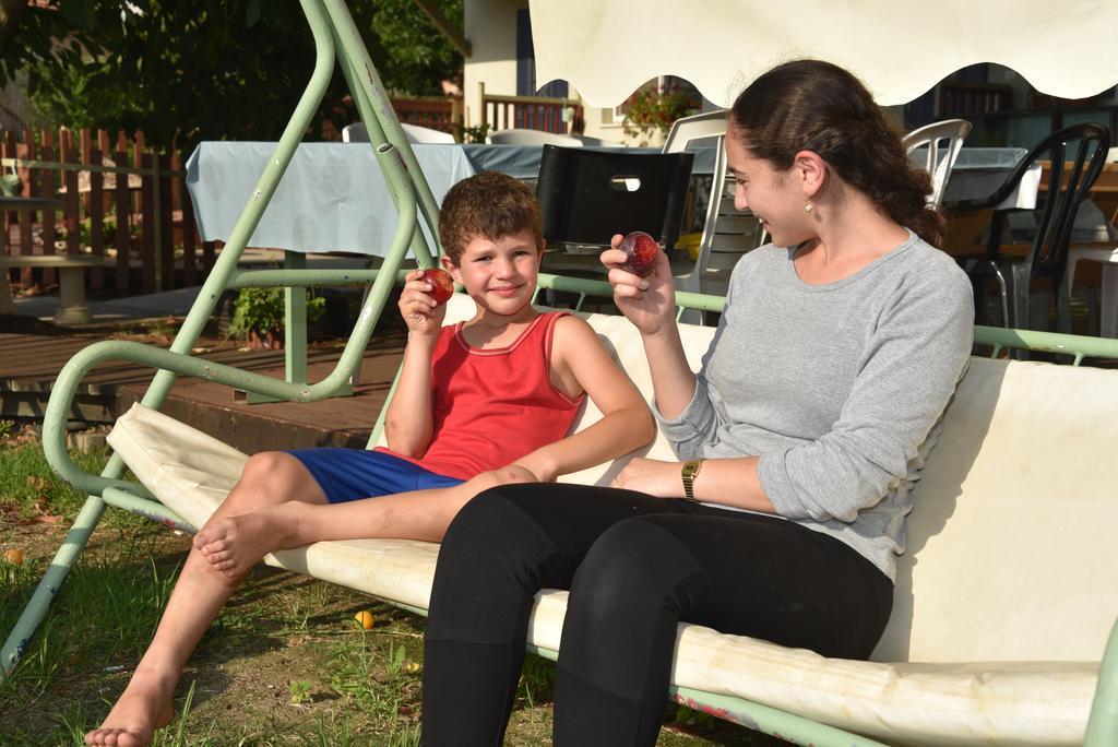 Nuriel Fruit & Guest House She'ar Yashuv Bagian luar foto
