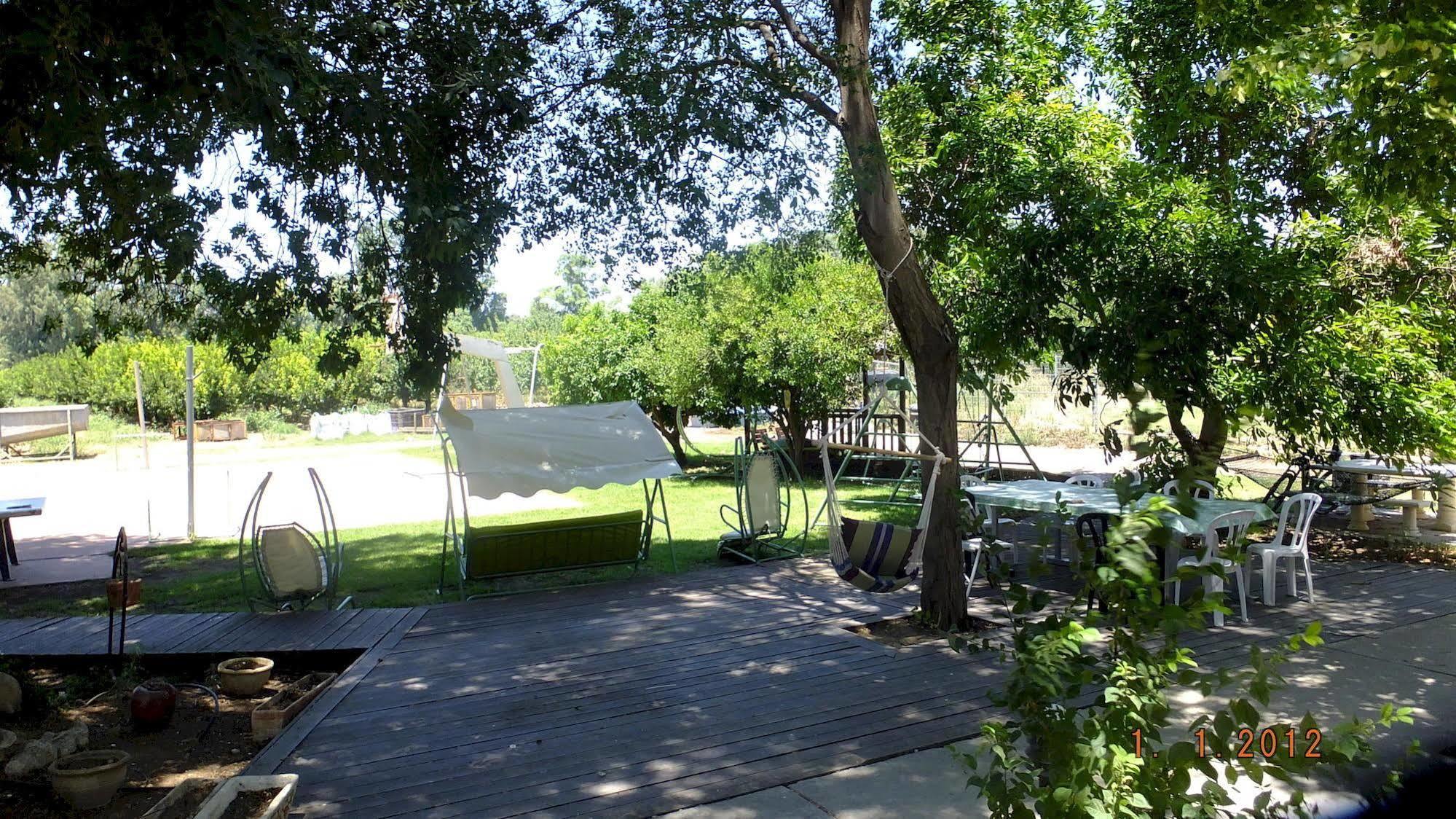 Nuriel Fruit & Guest House She'ar Yashuv Bagian luar foto